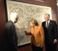 Merkel vor der Waldseemüllerkarte mit dem House Majority Leader Steny Hoyer und dem Librarian of Congress James Billington