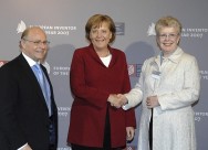 Merkel mit dem dem Präsidenten des EPA, Alain Pompidou, und seiner Nachfolgerin Alison Brimelow.