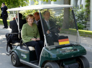 Bundeskanzlerin Angela Merkel wird zum Pressebriefing gefahren