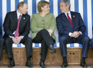 Wladimir Putin, Angela Merkel und Georg W. Bush im großen Strandkorb