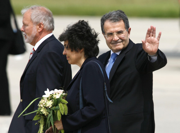 Der italienische Ministerpräsident Prodi winkt bei der Ankunft, daneben seine Frau Flavia und Ministerpräsident Ringstorff