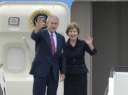 Der amerikanische Präsident George W. Bush und seine Frau Laura bei der Ankunft am Flughafen Rostock-Laage