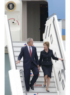 Der amerikanische Präsident George W. Bush und seine Frau Laura bei der Ankunft in Rostock-Laage
