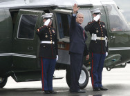 Der amerikanische Präsident George W. Bush vor seinem Hubschrauber in Rostock-Laage