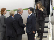Harald Ringstorff, Ministerpräsident von Mecklenburg-Vorpommern, begrüßt EU-Kommissionspräsident José Manuel Barroso und seine Frau Margarida Sousa Uva am Flughafen