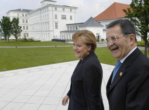 Bundeskanzlerin Merkel und der italienische Ministerpräsident Prodi vor dem Tagungshotel