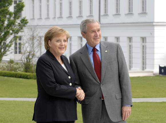 Bundeskanzlerin Angela Merkel begrüßt den amerikanischen Präsidenten George W. Bush zu einem bilateralen Arbeitsmittagessen in Heiligendamm