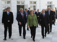 Auf dem Weg zur zweiten Sitzung: Bundeskanzlerin Angela Merkel, Kanadas Premier Stephen Harper, US-Präsident George W. Bush und Russlands Präsident Wladimir Putin