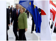 Bundeskanzlerin Angela Merkel und US-Präsident George W. Bush auf dem Weg zur zweiten Arbeitssitzung im Kurhaus