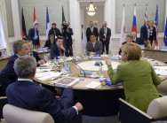 Die G8-Vorsitzende Angela Merkel im Gespräch mit Italiens Ministerpräsident Romano Prodi zu Beginn der zweiten Sitzung