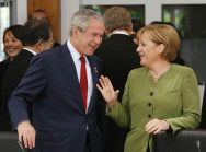 Bundeskanzlerin Angela Merkel im Gespräch mit US-Präsident George W. Bush zu Beginn der J8-Sitzung in Heiligendamm