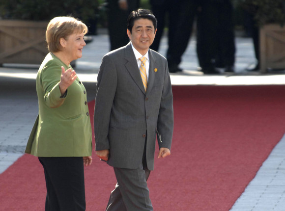 Bundeskanzlerin Merkel bergüßt den japanischen Premierminister Shinzo Abe