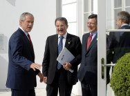 US-Präsident George W. Bush im Gespräch mit Italiens Ministerpräsident Romano Prodi, EU-Kommissionspräsident José Manuel Barroso und dem britischem Premier Tony Blair