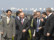 Shinzo Abe, Wladimir Putin, Romano Prodi und Stephen Harper im Gespräch