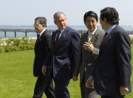 Romano Prodi, George W. Bush, Shinzo Abe und José Manuel Barroso im Gespräch