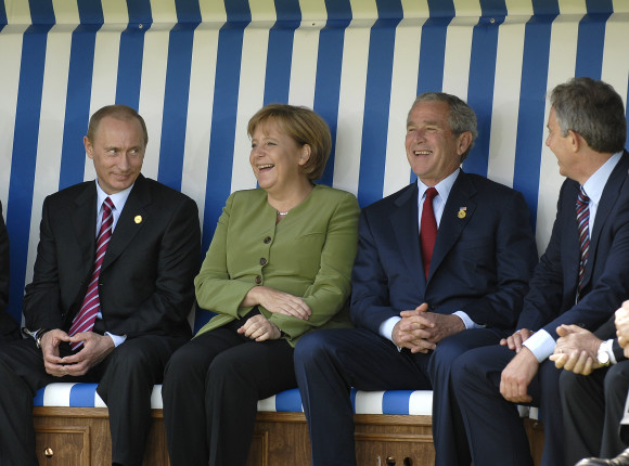 Bundeskanzlerin Merkel mit Wladimir Putin, George Bush und Tony Blair in einem Strandkorb