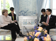 BundeskanzlerinAngela Merkel spricht mit mit dem chinesischen Präsidenten Hu Jintao