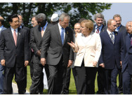 Auf dem Weg zum Familienfoto spricht Bundeskanzlerin Angela Merkel mit US-Präsident George W. Bush.