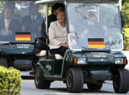 Bundeskanzlerin Merkel in einem Golf-Car auf dem Weg zur Abschlußpressekonferenz