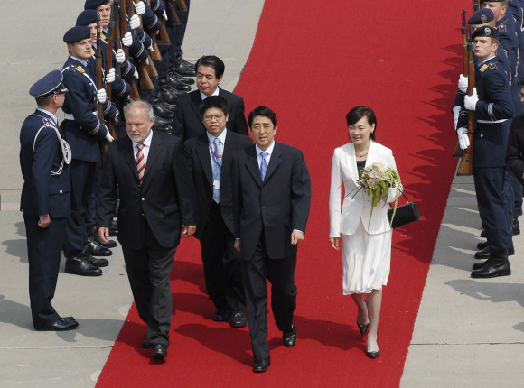 Japanese Prime Minister Shinzo Abe and his wife, Akie Abe, are welcomed by Harald Ringstorff, Minister-President of Mecklenburg-Western Pomerania, and a guard of honour
