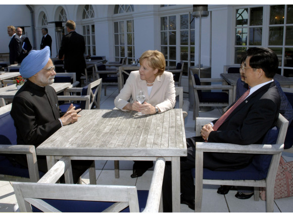 Before the meeting begins, German Chancellor Angela Merkel speaks with the Prime Minister of India, Manmohan Singh and the Chinese Prime Minister Wen Jiabao