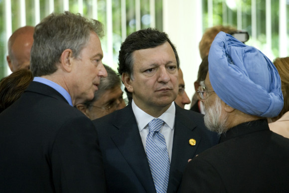 European Commission President Barroso and British Prime Minister Tony Blair talking to Prime Minister Singh of India