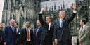 Chancellor Gerhard Schröder and US-President Bill Clinton greeting the people of Cologne in front of the cathedral.