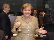 Ratsvorsitzende Angela Merkel eröffnet mit einer Glocke die erste Arbeitssitzung.
