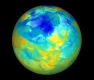 Eine Satellitenaufnahme der Erde zeigt den Verbleib der Ozonschicht über der Arktis
