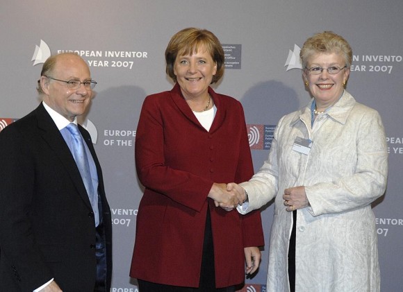 Merkel mit dem dem Präsidenten des EPA, Alain Pompidou und seiner Nachfolgerin Alison Brimelow