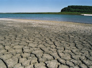 Ausgetrockneter Boden an einem Seeufer