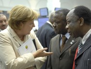 Angela Merkel und zwei Teilnehmer aus Afrika