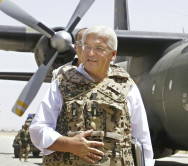 Bundesaußenminister Frank-Walter Steinmeier auf dem Rollfeld des Flughafens in Kundus. 