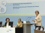 Wieczorek-Zeul auf dem Podium, Merkel am Rednerpult Wieczorek-Zeul auf dem Podium, Merkel am Rednerpult