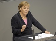 Bundekanzlerin Angela Merkel am Rednerpult des Deutschen Bundestags
