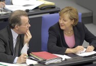 Bundekanzlerin Angela Merkel und Vizekanzler Franz Müntefering, sitzend im Bundestag