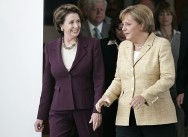 Nancy Pelosi und Angela Merkel, laufend auf dem Weg zur Pressekonferenz