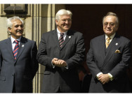Bundesaußenminister Steinmeier begrüßt seinen afghanischen Amtskollegen Spanta und den pakistanischen Außenminister Kasuri (r.)