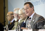 Müntefering auf dem Podium bei der Abschluss-Pressekonferenz