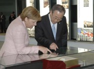 Bundeskanzlerin Angela Merkel und Generalsekretär der Vereinten Nationen Ban Ki-moon schauen sich ein Buch an.