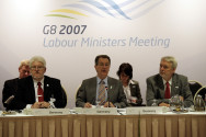 Bundesminister Müntefering während einer Arbeitssitzung