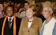 Bundeskanzlerin Angela Merkel gemeinsam mit Nobelpreisträger Mohammad Yunus (rechts) und Bischof Mvume Dandala (links)