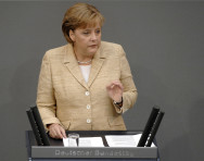 Bundeskanzlerin Angela Merkel gibt im Plenum des Bundestages eine Regierungserklärung ab.