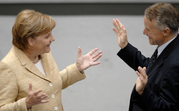 Am Rande der Sitzung: Angela Merkel gratuliert Hans-Ulrich Klose zum 70. Geburtstag