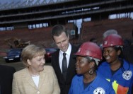 Bundeskanzlerin Merkel und Oliver Bierhoff auf der Baustelle des Fußballstadions