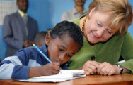 Bundeskanzlerin Merkel in einer afrikanischen Schulklasse