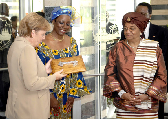 Bundeskanzlerin Merkel und die liberianische Präsidentin Johnson-Sirleaf (rechts)