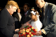 Bundeskanzlerin Angela Merkel bei der Begrüßung am Flughafen in Addis Abeba