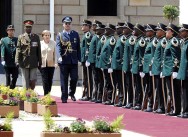 Bundeskanzlerin Merkel wird mit militärischen Ehren empfangen