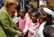 Bundeskanzlerin Merkel mit afrikanischen Mädchen